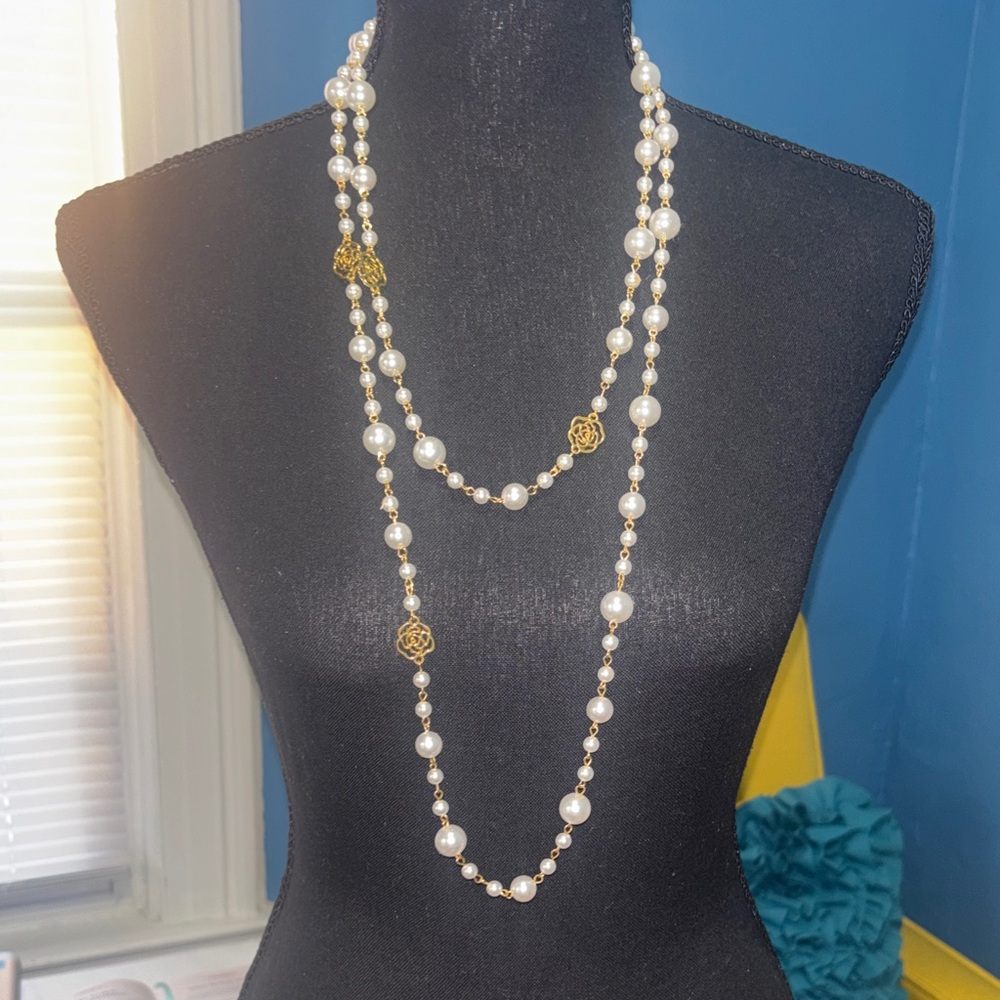 Elegant Gold and White Pearl Necklace